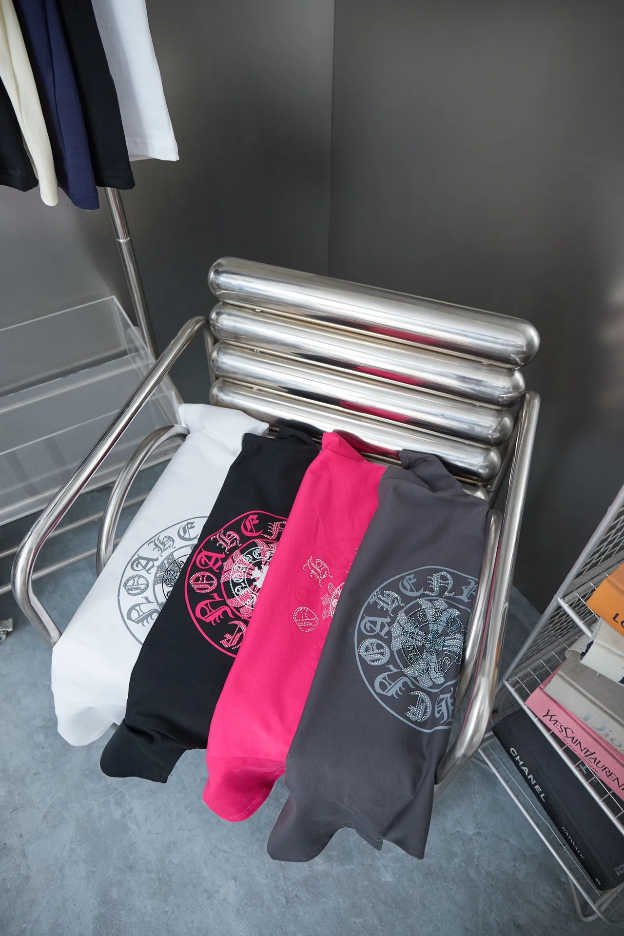 🅿️190 Ch*ome Hearte 25SS early spring new style Crow heart graffiti printed hot diamond short sleeves Light luxury essential item for daily commuting for men and women Correct version Welcome to compare Detailed features · 320g 100% pure cotton double yarn jersey fabric · Custom dyed in the same cylinder, special thickened 32 pieces double-strand 1X1 thread · Digital direct printing ➕Imported Australian pearlescent diamonds · Double needle stitching and cross-stitch technology · Original main mark, washed tag, brand moisture-proof paper packaging Color: black/white/rose red/grey Size: S/M/L/XL